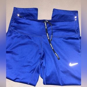 Woman’s Nike Dri-fit capri leggings/ mesh on back calves
